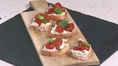 Crostini crescenza e pomodorini confit