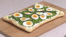 Tart con robiola, piselli, asparagi e uova sode