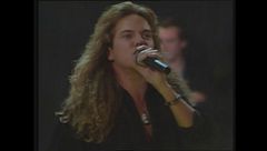 Gli Europe si scatenano cantando "Prisoners in paradise"