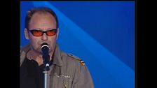Vasco Rossi si esibisce con "L'una per te" a Vota la voce 1998