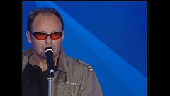 Vasco Rossi si esibisce con "L'una per te" a Vota la voce 1998