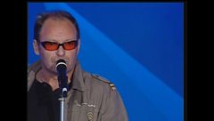 Vasco Rossi si esibisce con "L'una per te" a Vota la voce 1998