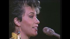 Giuni Russo canta "Un'estate al mare" e riceve il Telegatto