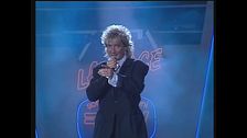 Rod Stewart riceve il Telegatto e canta "Love Touch" e "Every Beat of My Heart"
