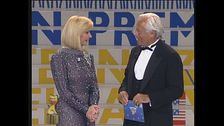 Giorgio Armani premia Robert De Niro ai Telegatti 1991