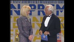 Giorgio Armani premia Robert De Niro ai Telegatti 1991