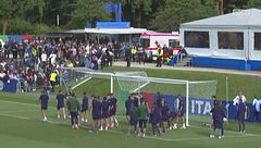 Nazionale, che gesto! Torna in campo per salutare i tifosi
