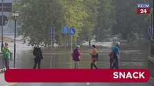Svizzera, il fiume straripa e allaga strade e sentieri