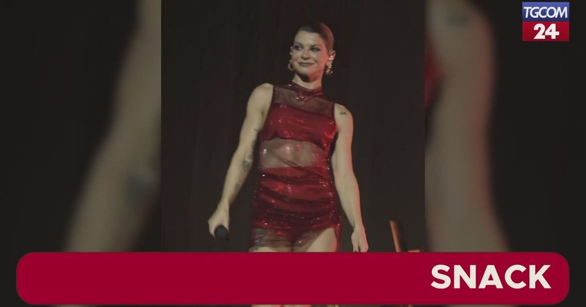 Tgcom24: Tacchi alti e gradino: Alessandra Amoroso rischia grosso Video | Mediaset Infinity