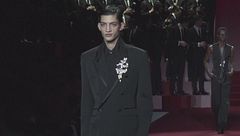 Moda uomo, quando lui brilla con una spilla