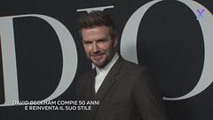 David Beckham compie 50 anni e reinventa (ancora) il suo stile