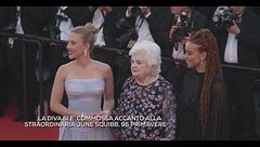 Scarlett Johansson omaggia Grace Kelly al Festival di Cannes 2025