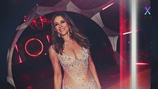 Liz Hurley a sessant'anni diventa la "mamma" di Miley Cyrus?