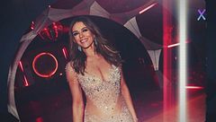 Liz Hurley a sessant'anni diventa la "mamma" di Miley Cyrus?