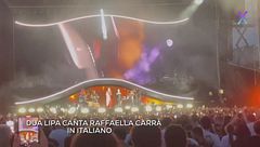 Dua Lipa canta una hit di Raffaella Carrà in concerto a Milano
