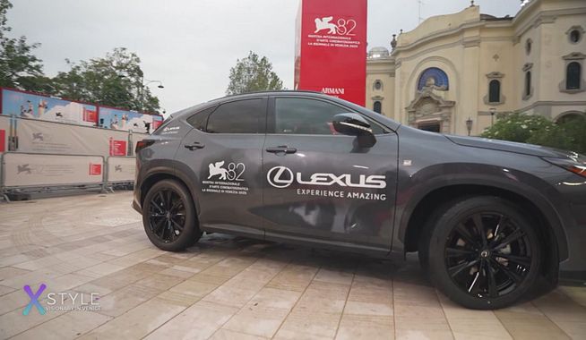 Nuova Lexus ES protagonista al Lido: tra sogno, cinema e silenziosa eleganza