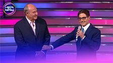 Pier Silvio Berlusconi a sorpresa nello studio de La Ruota della Fortuna