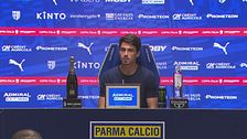 Cuesta finisce la conferenza, si alza, poi si ricorda di Leoni e…