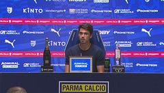 Cuesta finisce la conferenza, si alza, poi si ricorda di Leoni e…