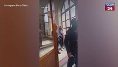 Ungheria, Ilaria Salis posta il video di una detenuta portata in tribunale in catene
