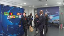 Thuram lascia San Siro dopo l'infortunio con lo Slavia: passo lento ma col sorriso