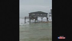 Usa, l'uragano fa crollare le case nell'oceano