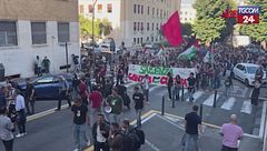 Roma, al corteo pro Pal lancio di vernice e petardi contro il rettorato alla Sapienza