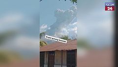 Indonesia, nuova eruzione del monte Lewotobi: nube di cenere fino a 2mila metri