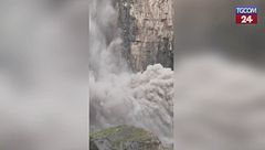 Cina, crollo di massi a Yuntaishan: turisti in fuga