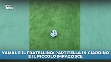 Yamal gioca col fratellino