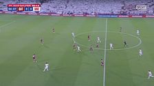 Il ct del Qatar Lopetegui colpito in pieno da una pallonata