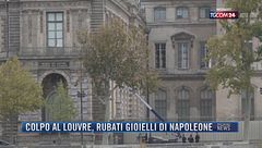 Breaking News delle 21.30 | Colpo al Louvre, rubati gioielli di Napoleone