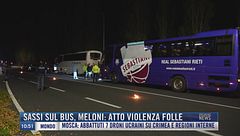 Breaking News delle 11.00 | Sassi sul bus, Meloni: atto violenza folle