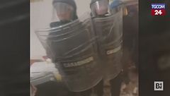 Bologna, le immagini dello sfratto violento con il muro sfondato