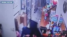 Catania, picchia brutalmente la moglie in negozio: arrestato 34enne