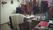 Prete accoltellato a Gela, le immagini dell'aggressione