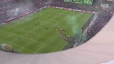 De Kuip invaso dai coriandoli, entrano in campo gli aspiratori