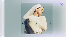 Rosalía, dal nuovo album LUX ai look che l'hanno consacrata icona di moda