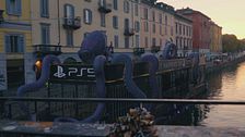 PS5 porta un polpo gigante sul Naviglio