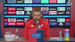 De Rossi, che sorpresa! Dzeko blocca la conferenza per abbracciarlo