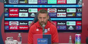 De Rossi, che sorpresa! Dzeko blocca la conferenza per abbracciarlo