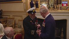 Re Carlo abbraccia un veterano di 105 anni al Castello di Windsor
