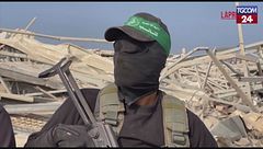 Escavatori e miliziani: la ricerca dei resti degli ostaggi a Gaza