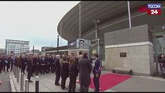 Macron davanti alla lapide della prima vittima dello Stade de France
