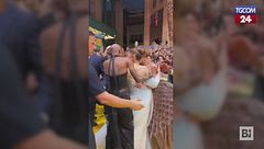 Un fan travolge Ariana Grande sul red carpet