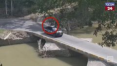 Giamaica, detenuto si lancia dal pickup e finisce nel fiume