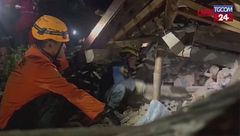 Soccorritori tra le macerie dopo la frana a Giava