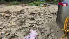 Taiwan, i residenti al lavoro per rimuovere i detriti dopo le alluvioni