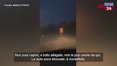 Portogallo, un automobilista filma la tempesta Claudia: "È un cimitero di auto, incredibile"
