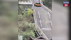 Cina, flop spettacolare: il SUV fallisce la scalata e danneggia tutto
